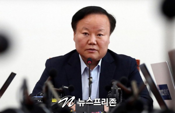 자유한국당 김재원 의원이 지난 1일 술을 먹고 추경안 심사를 했다는 논란과 관련해 기자회견을 하고 있다. /사진=뉴스프리존