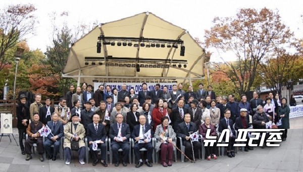 시민과 함께하는 조선의열단 100주년 기념식을 마치고 함께 한 동지들과 단체사진 촬영 / ⓒ 문해청 기자
