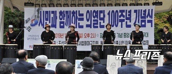시민과 함께하는 조선의열단 100주년 기념식에서 식전행사로 신효철과 어라디아의 난타공연 하는 모습 / ⓒ 문해청 기자