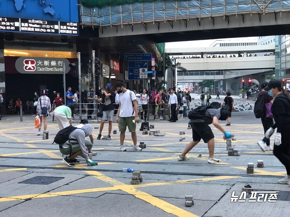 14일 홍콩시위대가 경찰 차량 방지 보도블럭 설치 중/ⓒ박훈규 기자