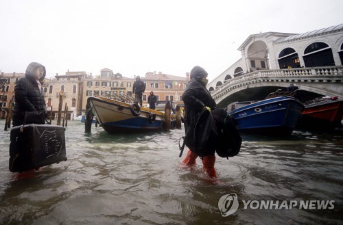 '53년만의 최악의 재난' 홍수로 침수된 베네치아/ⓒAFP