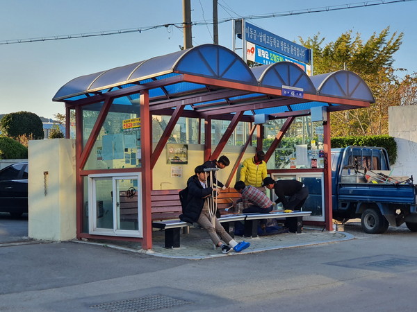 남해군이 남해읍과 면소재지 등 이용객들이 많은 버스승강장 11개소에 온열의자와 선풍기 설치를 완료했다./ⓒ남해군