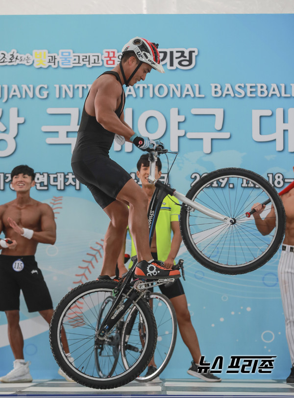 화려한 자전거 묘기를 선뵈는 SMC 참가자 (사진)=INNO Snap