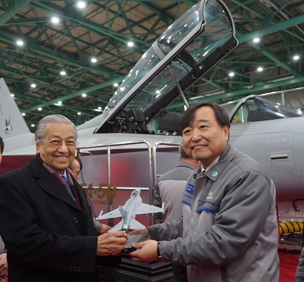 말레이시아 총리에게 KAI 안현호 사장이 FA-50 모형을 건네고 있다./ⓒKAI