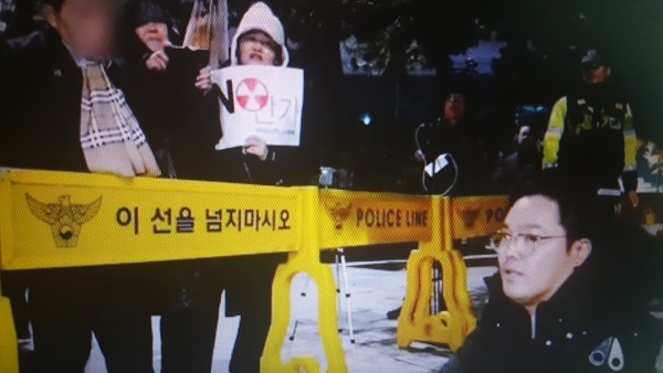 극우 유튜버 안정권 씨가 서울의소리 단식 현장에서 자리를 깔고 앉아 행패를 부리자 보다 못한 70대 노인이 물러나라며 시비가 붙었다.