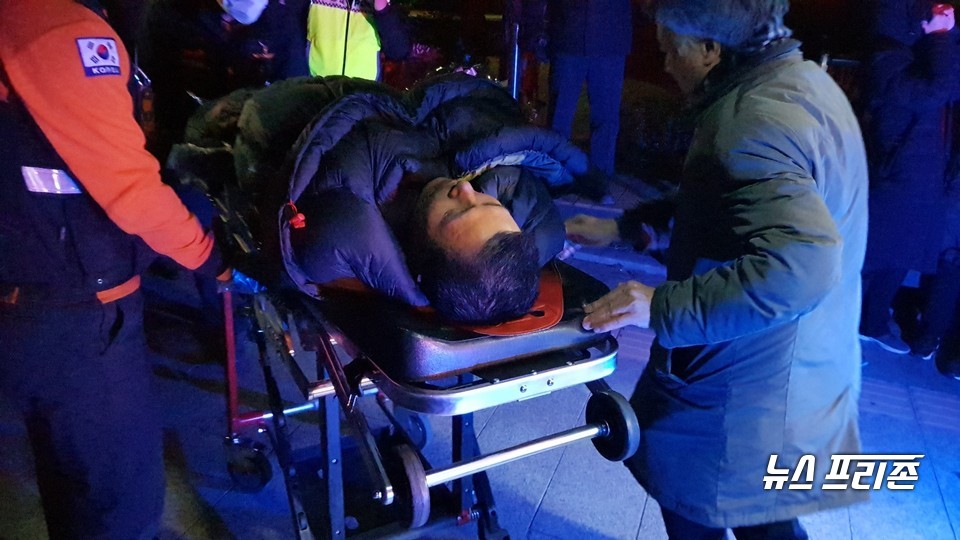 사진: 119 응급실차에 실려가는 자유한국당 황교안대표 ⓒ이명수 기자