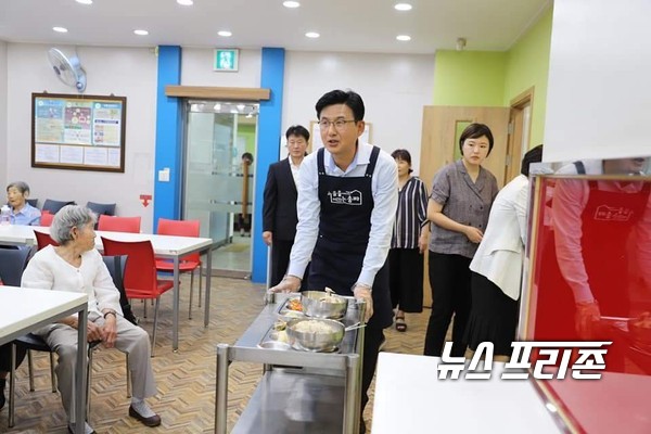 사진은 박성수 송파구청장이 지난 8월 가락종합사회복지관에서 어른신들께 드릴 삼계탕을 나르며 봉사를 하고 있는 모습/ⓒ뉴스프리존