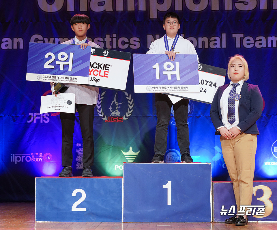 ▲ (왼쪽부터) 주니어 개인 부문 수상자 김주형(2위), 박지율(1위) / ⓒ이대웅 기자