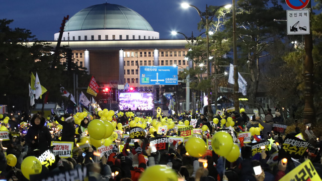 사진: 14일 오후 서울 여의도 국회 앞에서 열린 '제15차 사법적폐청산을 위한 검찰개혁 춧불 문화제'에서 참가자들이 손팻말을 흔들며 구호를 외치고 있다. 2019.12.14