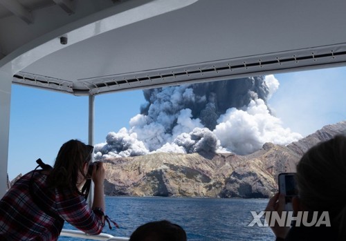 뉴질랜드 화이트섬에서 발생한 화산분화 사고 모습. 관광객들은 넓은 분화구에 진입했다가 갑작스러운 증기, 재 분출에 참변을 당한 것으로 전해지고 있다.