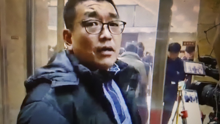 황교안 대표 측근이라는 하갑용 씨. 이날 취재 나온 서울의소리 기자를 쫓아내고  팔뚝을 내리치는 등 욕설과 폭행을 일삼았다.
