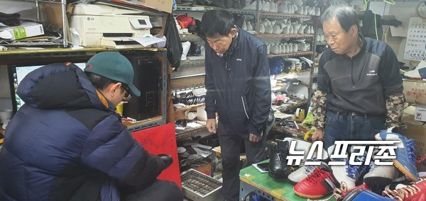 김봉학 대표가 구매객과 적합한 신발 모양 및 치수에 대해 논의 중이다. ⓒ김태훈 기자