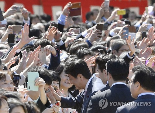 2019년 4월 일본 도쿄도 소재 신주쿠교엔(新宿御苑)에서 열린 벚꽃 행사인 '벚꽃을 보는 모임'에서 아베 신조 일본 총리가 참가자들과 손을 마주치고 있다.[