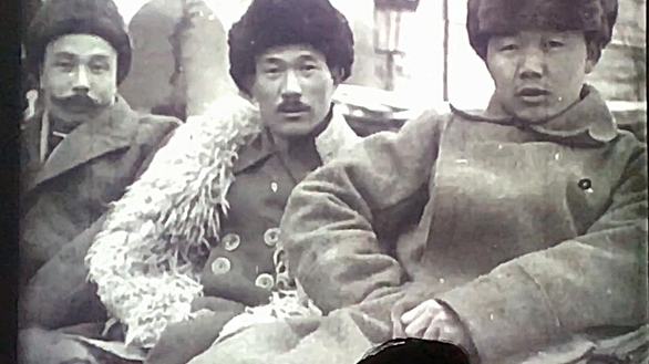 1922년 1월 모스크바 극동민족대회에 참석한 독립운동 지도자들.  맨 왼쪽이 몽양 여운형 선생이고 가운데가 최운산 장군으로 추정된다.  사진/ 반병률 교수 제공