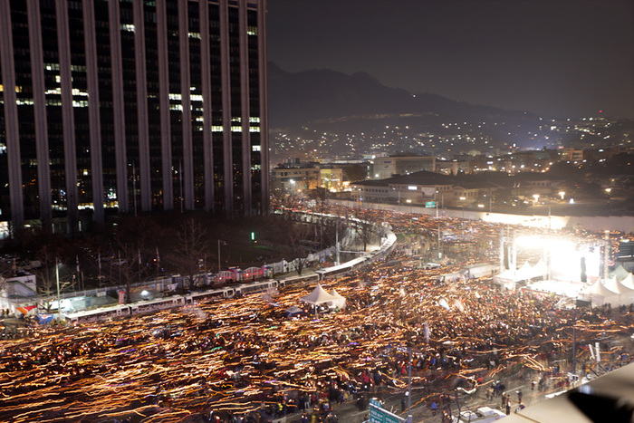 서울 광화문 일대만 170만의 촛불이 모인 12월 3일 촛불시민들의 행진 모습