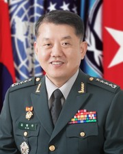 더불어민주당은 2일 4·15 총선을 앞두고 한미연합사령부 부사령관 출신의 김병주 전 육군대장(58)을 영입했다고 밝혔다.