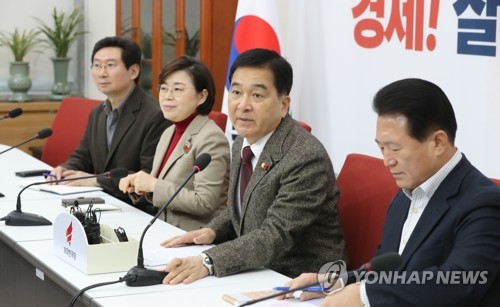 자유한국당 심재철 원내대표(오른쪽 두 번째)가 5일 서울 여의도 국회에서 열린 기자간담회에서 발언하고 있다.