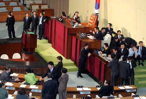 2004년 12월31일 한나라당 의원들이 국회 본회의장을 점거한 모습.