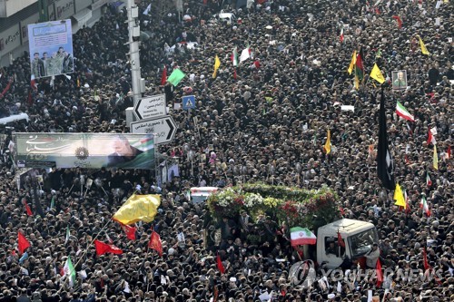6일 테헤란에서 열린 솔레이마니 장군  장례 의식에 운집한 군중 [AP=연합뉴스]