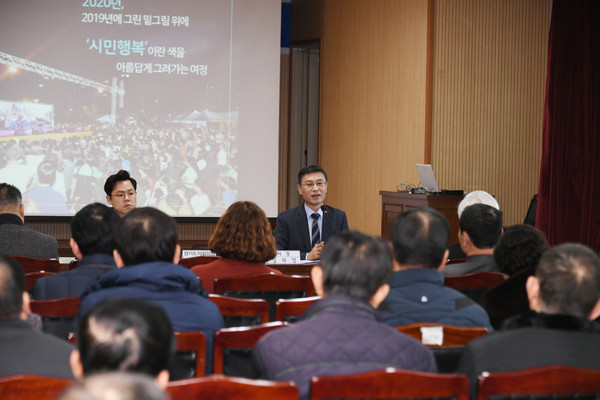 정하영 김포시장이 10일 구래동행정복지센터에서 열린 '2020 신년 시민과의 대화'에서 발언하고 있다. 김포시청
