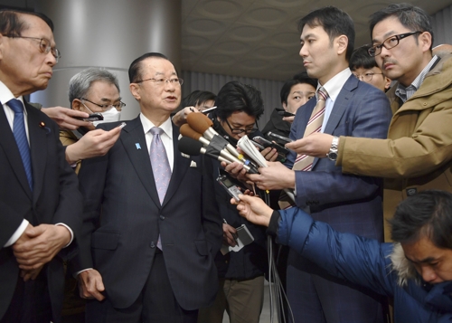 지난 16일부터 1박 2일 일정으로 방한한 가와무라 다케오 일한의원연맹 간사장이 17일 오후 김포공항에서 일본으로 떠나기 전에 취재진을 만나고 있다.