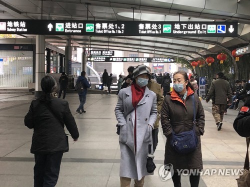 21일 중국 후베이성 우한(武漢)시 한커우(漢口) 역 앞 거리에서 마스크를 쓴 시민들이 걷고 있다. 2020.1.21