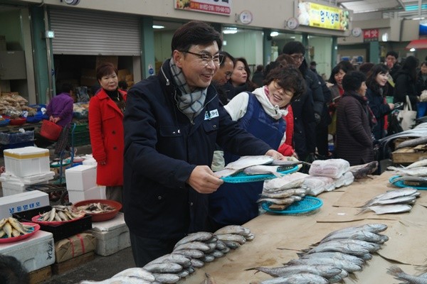 김철우 보성군수는 22일 설을 앞두고 녹차골 보성향토시장에서 시장 상인들과 지역주민들의 애로사항을 청취하고 소통하면서, 보성사랑상품권으로 설 제수용품을 구매했다./ⓒ보성군