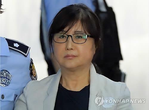 박근혜 정부 '비선 실세' 최서원(개명 전 최순실) 씨의 국정농단 사건 파기환송심에서 검찰이 징역 25년을 구형했다.