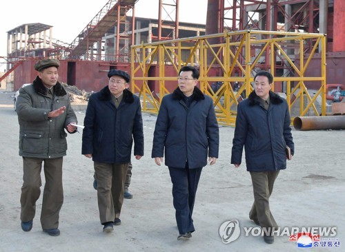 북한 김재룡 내각 총리, 순천인비료공장 건설 현장 시찰