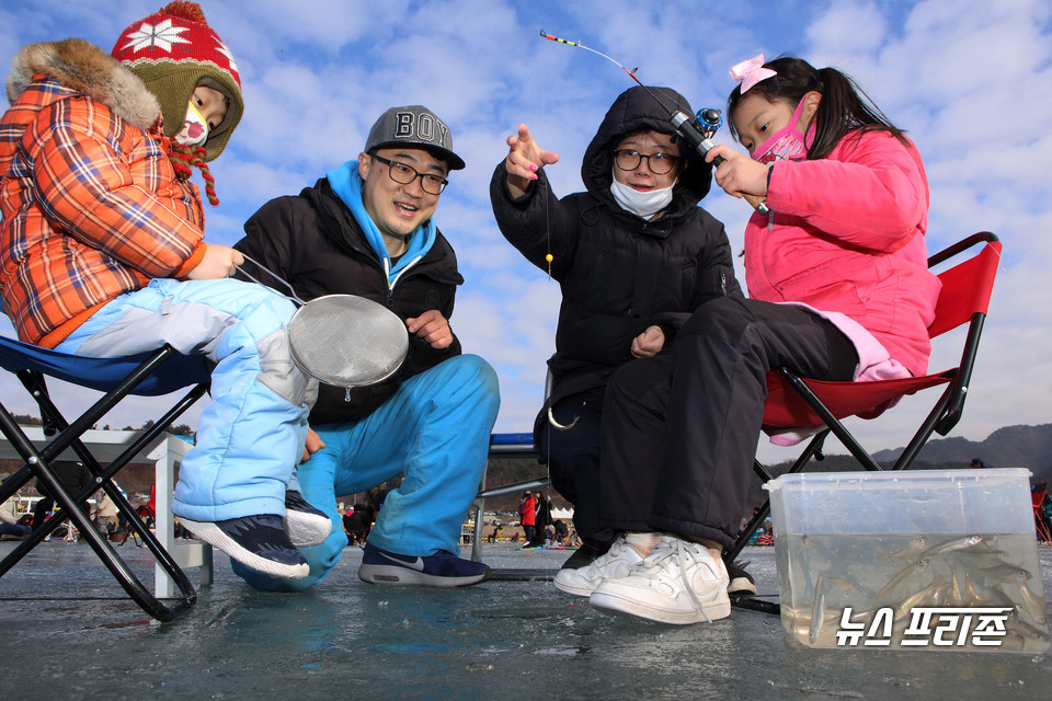 인제 빙어축제에서 가족들이 빙어낚시를 즐기고 있는 모습.(사진제공=인제군 문화재단 제공)