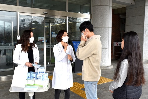 전주비전대가 신종 코로나바이러스 예방을 위해  손씻기 방법 자료 및 손세정제를 나눠주고 있다./ⓒ전주비전대학교
