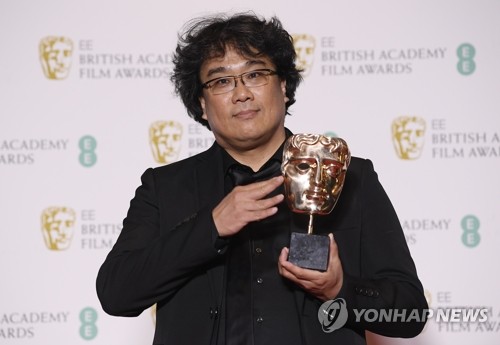 BAFTA 외국어영화상 수상한 봉준호 감독=  봉준호 감독이 2일(현지시간) 영국 런던 로열 앨버트 홀에서 열린 영국영화TV예술아카데미(BAFTA) 시상식에서 영화 '기생충'으로 외국어영화상을 받은 뒤 상과 함께 포즈를 취하고 있다.