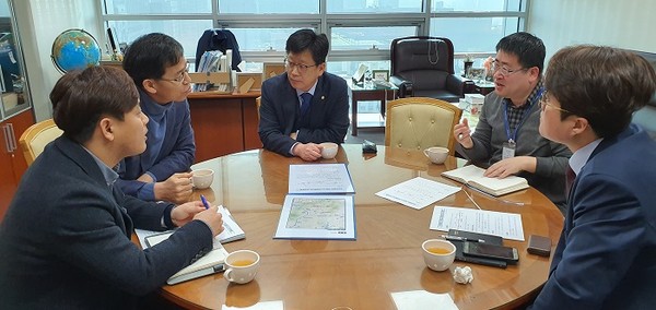 더불어민주당 안호영 의원이 한국도로공사와 ‘장수 천천 하이패스 IC’ 설치 방안 마련을 위한 간담회를 갖고 있다./ⓒ안호영 의원 사무실.