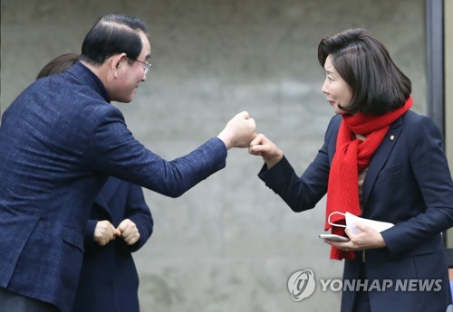 자유한국당 나경원 의원(오른쪽)과 박명재 의원이 6일 오전 서울 여의도 국회에서 열린 의원총회에 입장하며 신종 코로나바이러스 예방 일환으로 악수 대신 주먹을 맞대며 인사하고 있다. 2020.2.6