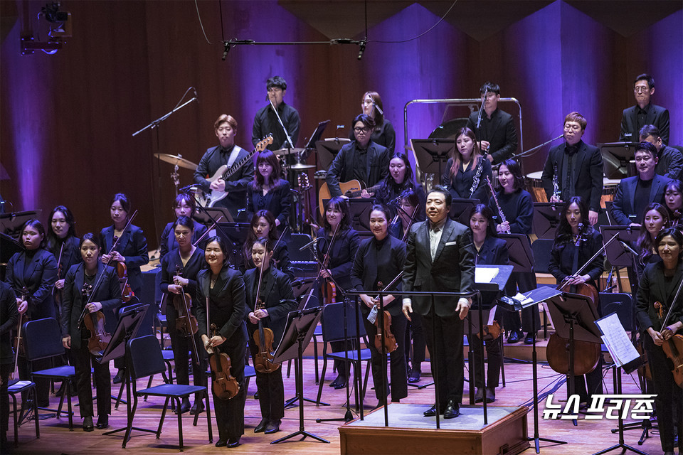 멋진 오케스트라 선율을 들려준 지휘자 박상현과 함께 한 모스틀리 필하모닌 오케스트라 /ⓒAejin Kwoun