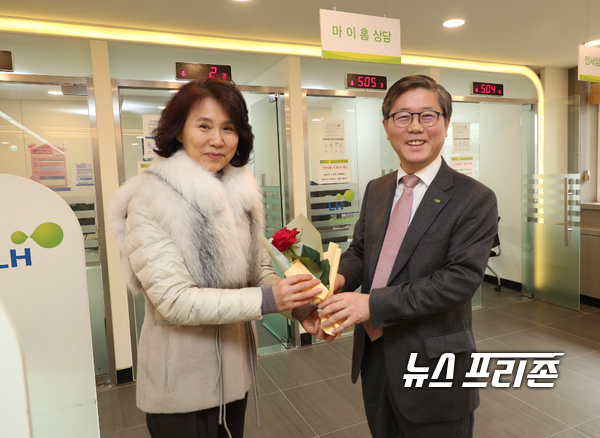 사진은  지난 19일 LH 마이홈상담센터에서 변창흠 LH 사장(사진 오른쪽)이 방문고객에 꽃 송이를 전달하고 있다.ⓒ뉴스프리존