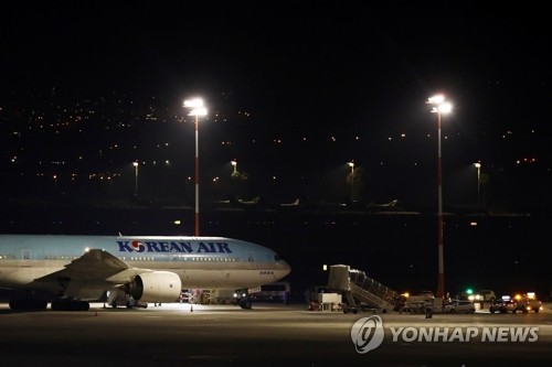 22일(현지시간) 이스라엘 텔아비브 인근 벤구리온 국제공항에 한국에서 출발한 대한항공 여객기 한 대가 착륙해 있다. 이스라엘 정부는 이날 저녁 신종 코로나바이러스(코로나19) 감염증에 대한 우려로 이 여객기의 한국인 관광객들에 대한 입국을 금지했다.