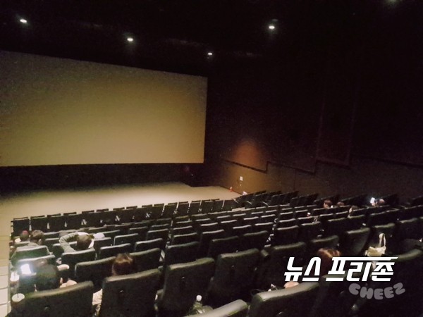 사진: 코로나19 영향 주말 영화관 썰렁 = 22일 서울 동대문에 있는 한 영화관이 한산한 모습을 보이고 있다. ⓒ뉴스프리존