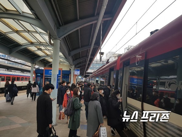 사진: '바이러스 확산을 막아라' = 신종 코로나바이러스 감염증(코로나19) 확진자가 연일 증가하는 가운데 21일 대전역에서 열차를 기다리며 마스크를 착용한 모습 2020.2.21 ⓒ뉴스프리존