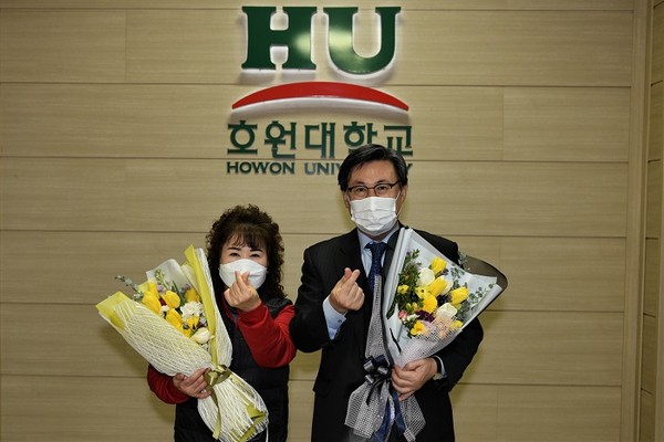 강희성 총장이 26일 코로나19 여파로 어려움을 겪고 있는 화훼농가를 돕기 위해 화훼농가 돕기 꽃 선물 릴레이 캠페인에 동참했다.