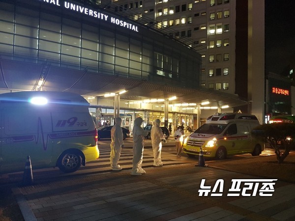 서울대병원에 도착한 '코로나19' 검사 준비하는 선별진료소 의료진,  2020.2.26 ⓒ뉴스프리존