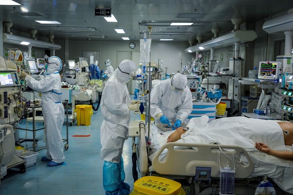 코로나19 환자 치료하는 우한 의료진=24일 중국 후베이성 우한의 한 병원에서 의료진이 신종 코로나바이러스 감염증(코로나19) 환자를 치료하고 있다.