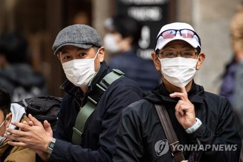 마스크 쓰고 도쿄마라톤 지켜보는 시민들=신종 코로나바이러스 감염증(코로나19) 확산에도 불구하고 1일 도쿄에서 열린 2020 도쿄마라톤 경기를 시민들이 마스크를 쓴 채 바라보고 있다.