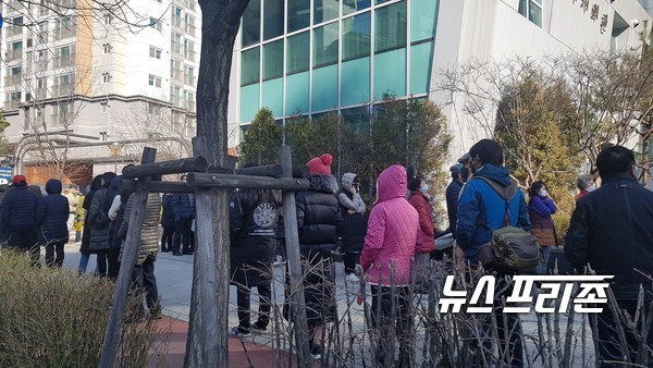 서울 성동구에 마스크를 구매하려 새벽부터 줄을 서서기다리는 구민들 ⓒ 뉴스프리존