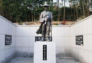 경북 구미시 임은동 왕산허위 선생 생가터에 있는 왕산 허위 의병장 동상
