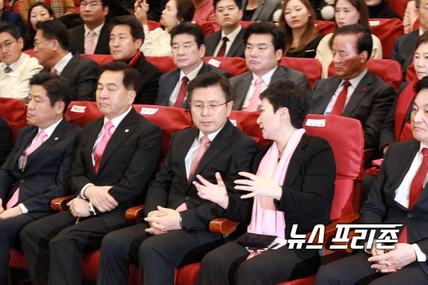 국회에서 미래통합당 황교안대표와 이언주의원이 나란이 앉아 이야기하고있는모습