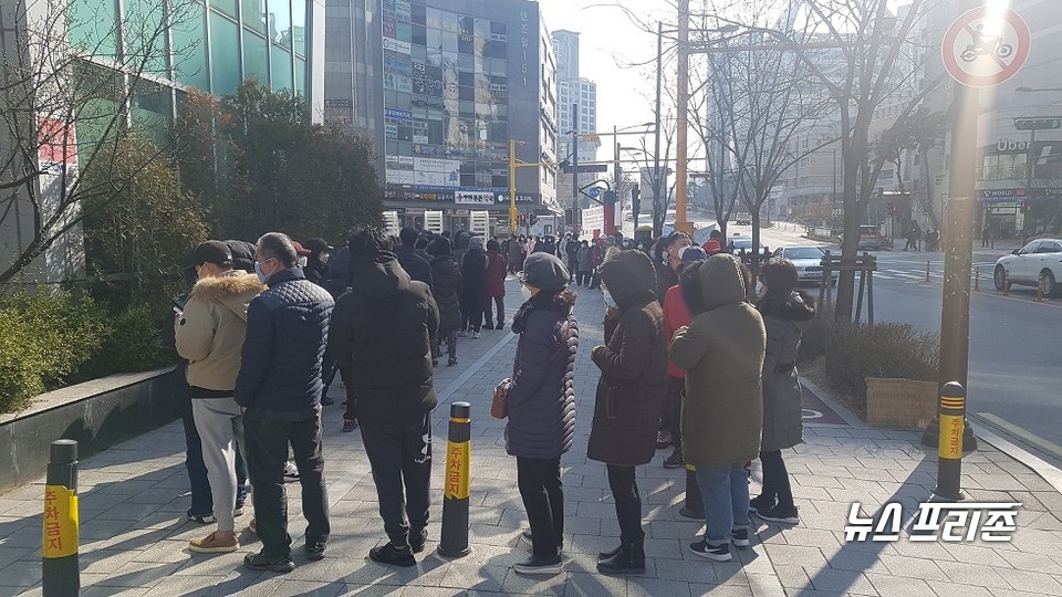 지난5일 오전 서울시 성동구 왕십리 주민센터앞에 주민들이 마스크를 구입하기위해 줄 서있는 모습 .