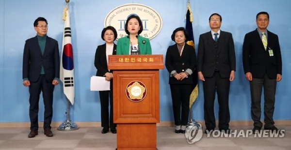 민생당  인재영입위원회는   9일  국회 정론관에서 민주통합당 김유정 전 의원  등 6명을  새로운 인재로 영입했다고 밝혔다. 사진은  김유정 전 의원이  인사말을 하고 있다.