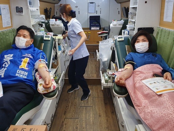 홍의락 의원이 코로나19 혈액 부족으로 헌혈을하고 있다