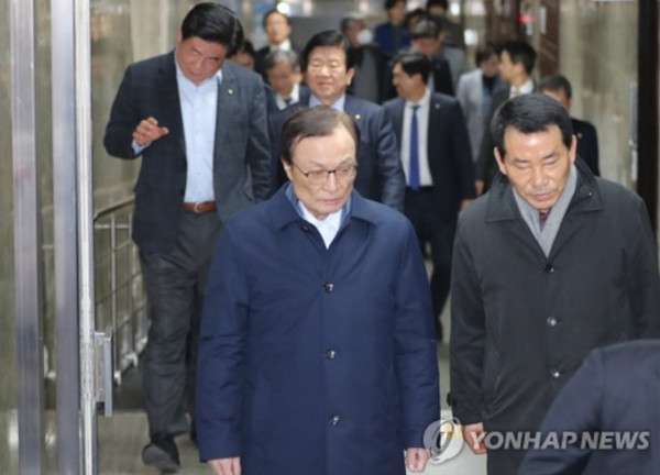사진은 더불어민주당 이해찬 대표가 10일 오후 서울 여의도 국회에서 비공개 의원총회를 마친 뒤 회의장을 떠나고  있다